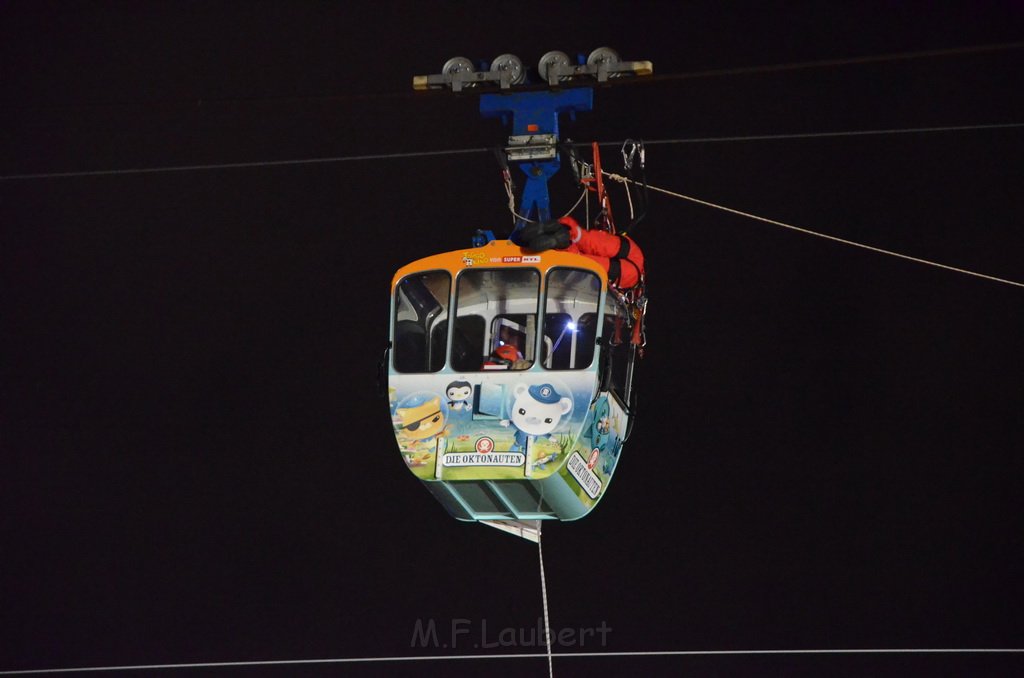 Einsatz BF Hoehenretter Koelner Seilbahn Hoehe Zoobruecke P2529.JPG